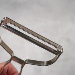 無印良品「ステンレス キャベツ用千切りピーラー」の刃が波状。