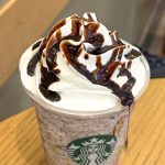 スターバックスコーヒー「イチゴ チョコレート フラペチーノ」チョコレートソース増量。ワクワク感が高まります