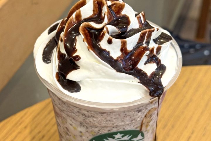 【極上カスタム判明】スタバ新作「イチゴチョコレートフラペチーノ」実食レポ!マニアの推し“チョコ増し増し”は試す価値あり