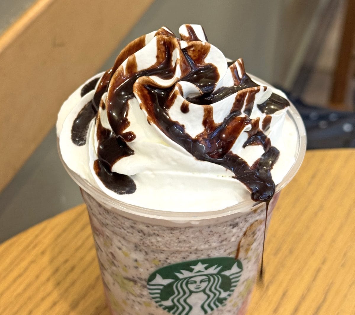 スタバ新作『イチゴ チョコレート フラペチーノ』の楽しみ方