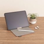 フラップの裏側にはスマホやタブレットを置け、動画視聴やWEB会議に便利に使える