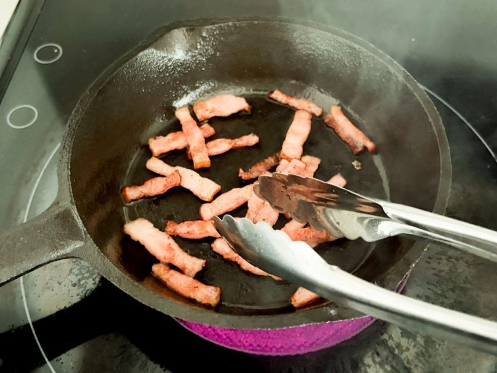 ほどよい脂身のある「プロ仕様 吊るしベーコン 切り落とし」は、カリカリベーコンを作るのに最適解