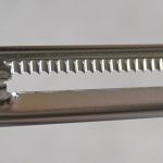 細かい波状の刃がキャベツにくいつく。