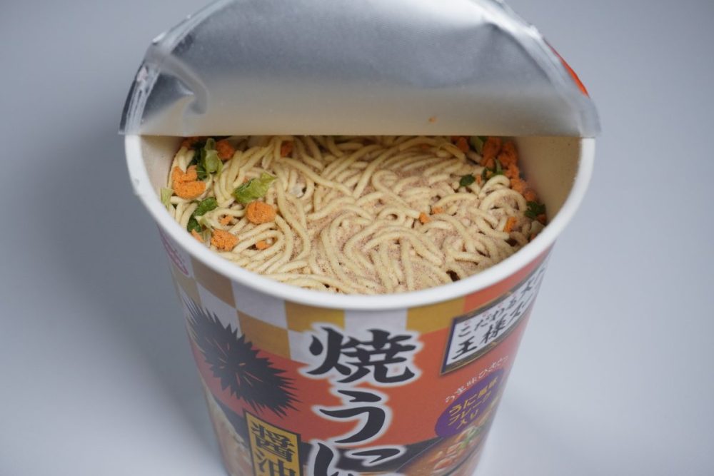 「こだわる大人の王様スープ 焼うにだし醤油ラーメン」の中身はシンプル