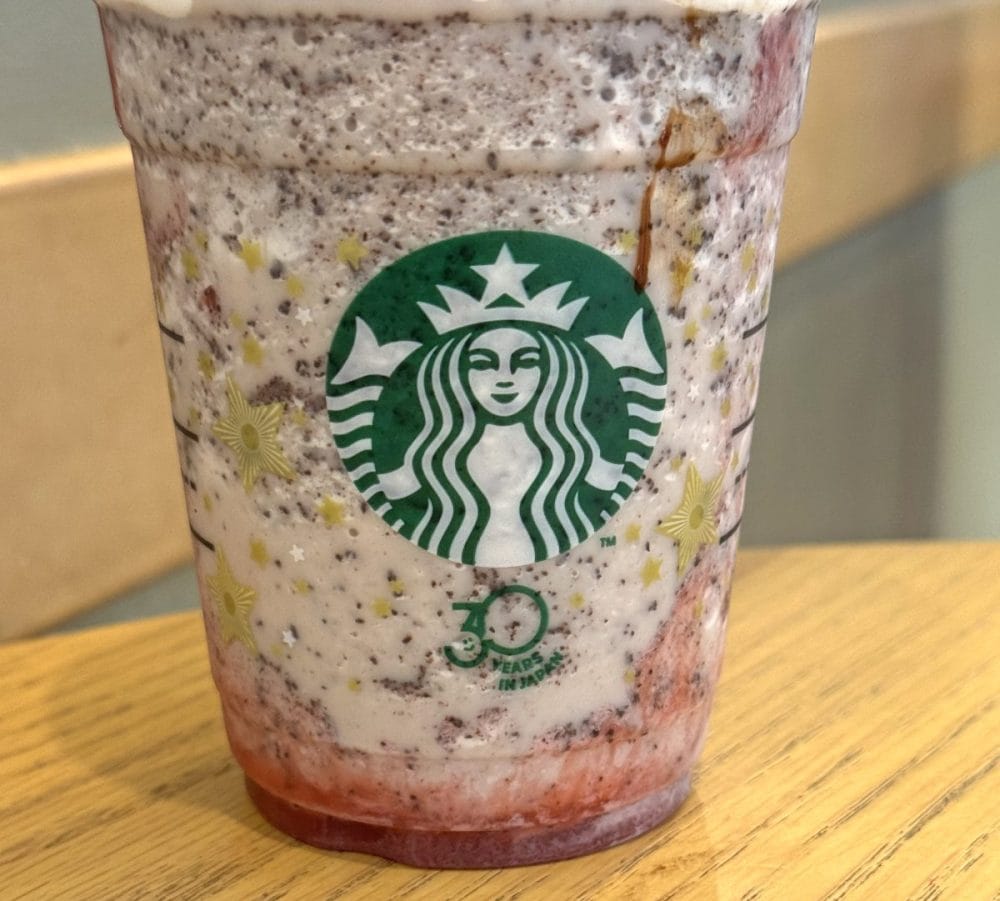 スターバックスコーヒー「イチゴ チョコレート フラペチーノ」チョコレートチップ増量したら存在感がすごい