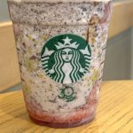 スターバックスコーヒー「イチゴ チョコレート フラペチーノ」チョコレートチップ増量したら存在感がすごい