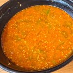 麺を食べ終えても、手元にはまだ旨みたっぷりのスープが