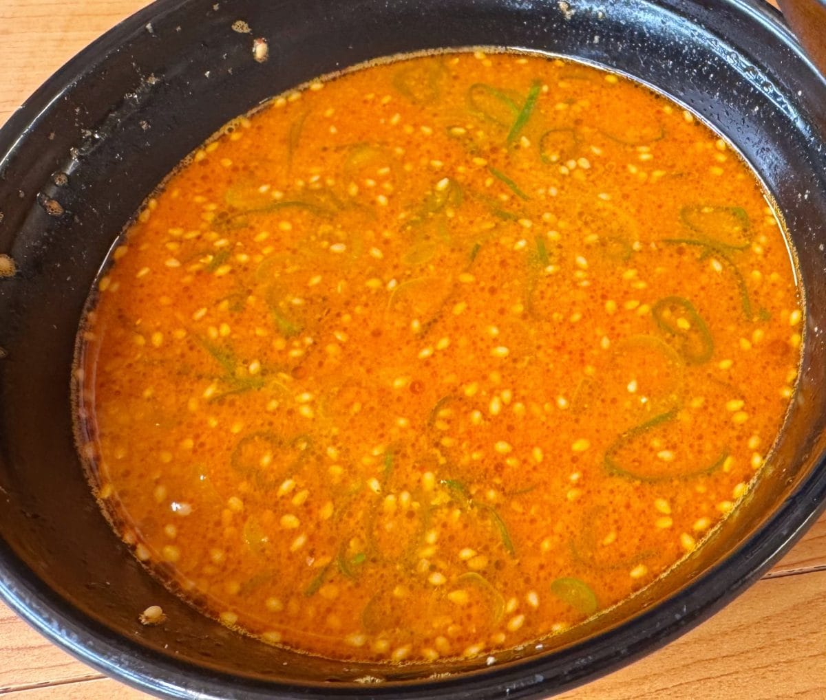 麺を食べ終えても、手元にはまだ旨みたっぷりのスープが