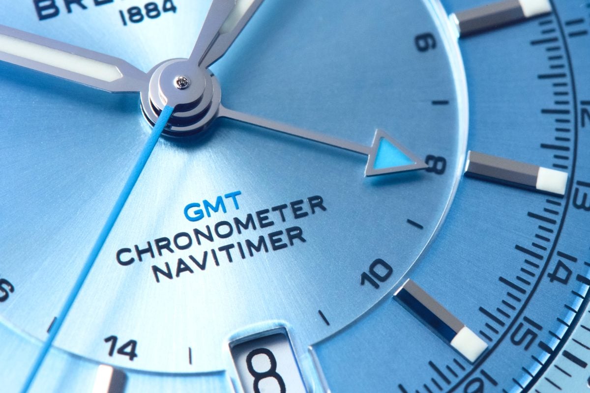 ブライトリング ナビタイマー オートマチック GMT 41　「サンレイ仕上げによって爽快で上品なアイスブルーを強調。GMTは24時間目盛りを中央に配置させた」