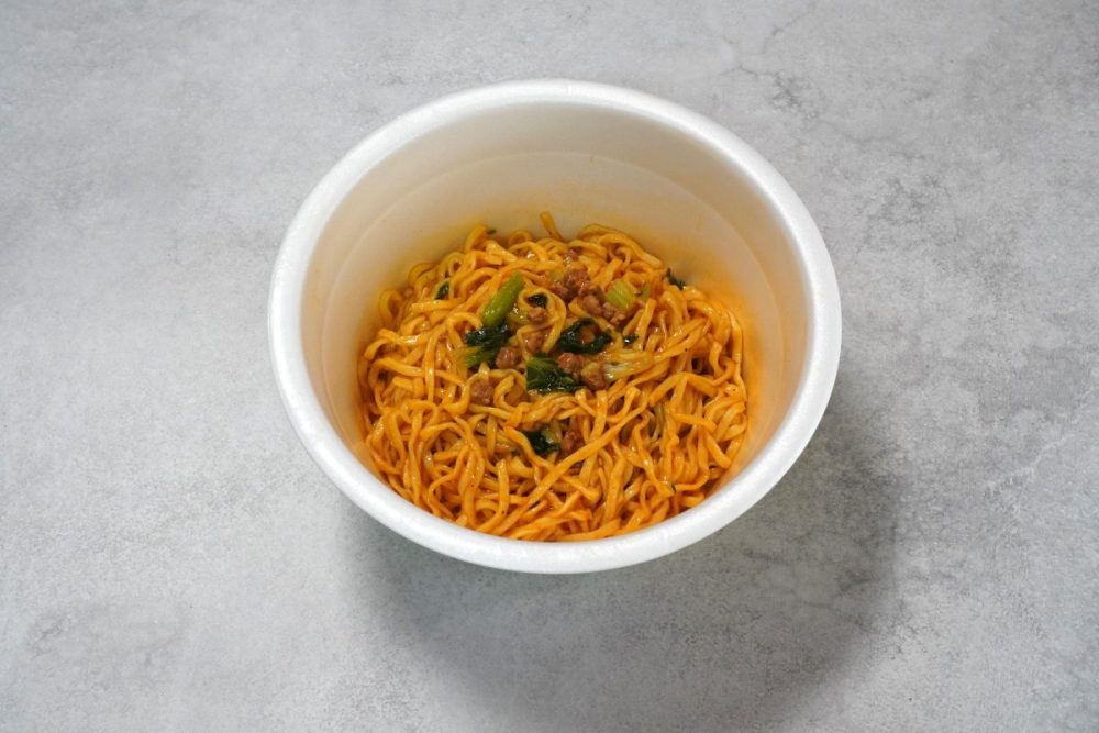 東洋水産「マルちゃん正麺 カップ 汁なし担々麺」辛みはやや控えめで、ごまのコクとチキンの旨みが前面に出ています