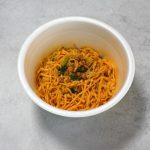 東洋水産「マルちゃん正麺 カップ 汁なし担々麺」辛みはやや控えめで、ごまのコクとチキンの旨みが前面に出ています