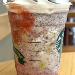 スターバックスコーヒー「イチゴ チョコレート フラペチーノ」ボディの底と横にはストロベリーソースが。