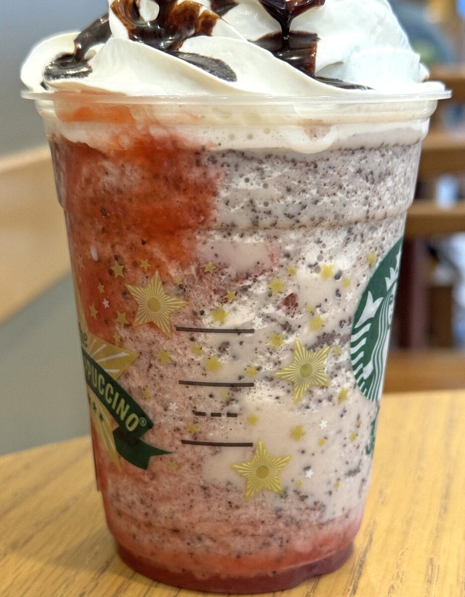 スターバックスコーヒー「イチゴ チョコレート フラペチーノ」ボディの底と横にはストロベリーソースが。