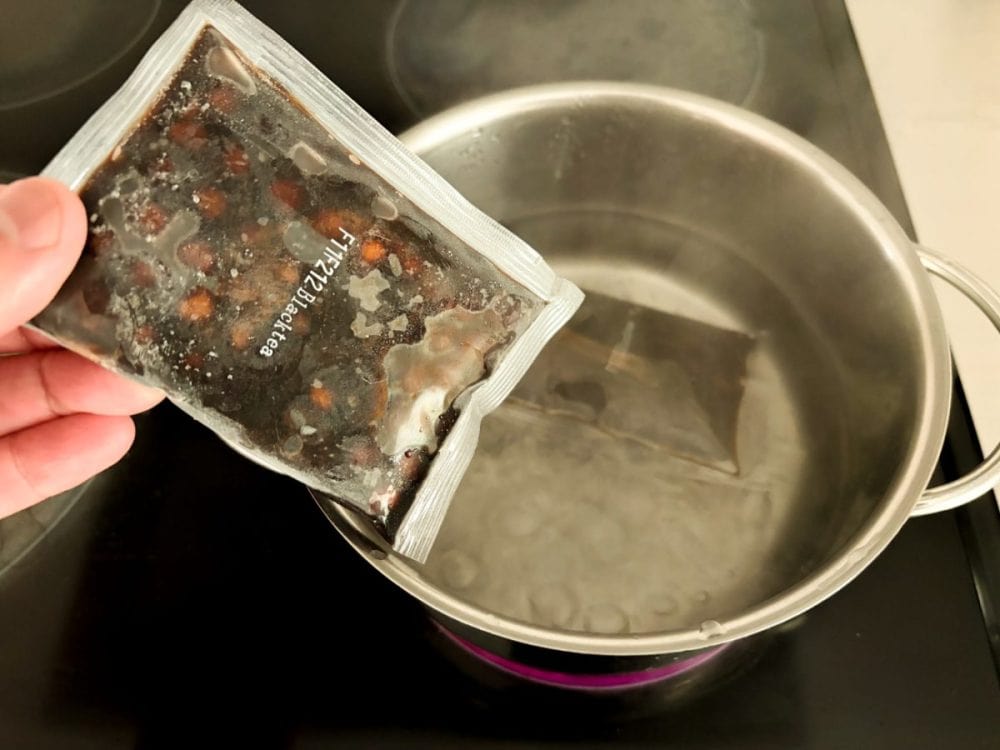 作り方は沸騰したお湯に個包装の凍った「タピオカドリンク」をパックごと入れて、約4分間待つだけ