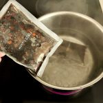 作り方は沸騰したお湯に個包装の凍った「タピオカドリンク」をパックごと入れて、約4分間待つだけ