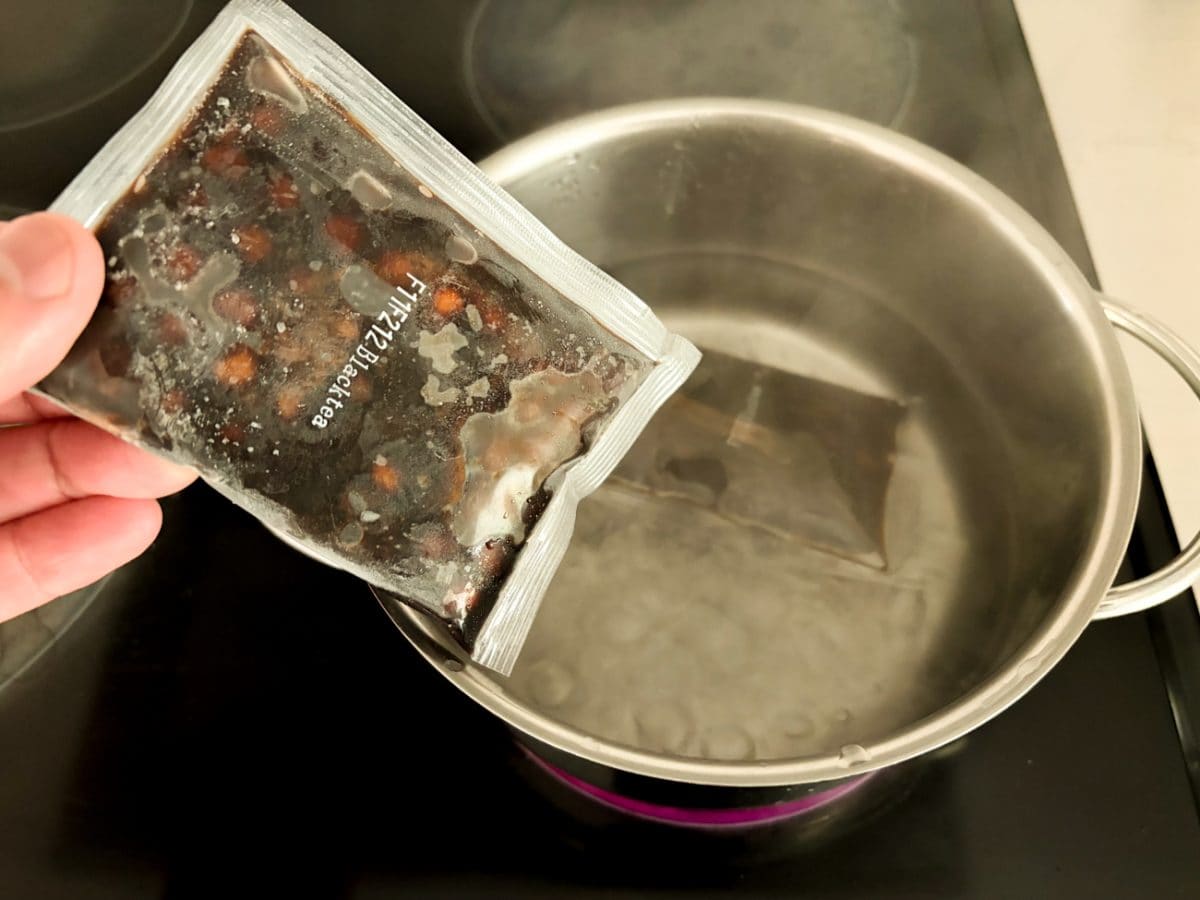 作り方は沸騰したお湯に個包装の凍った「タピオカドリンク」をパックごと入れて、約4分間待つだけ