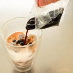 グラスに牛乳150mLと氷100gを用意して、湯煎した「タピオカドリンク」を注いだらタピオカミルクティーの完成です！