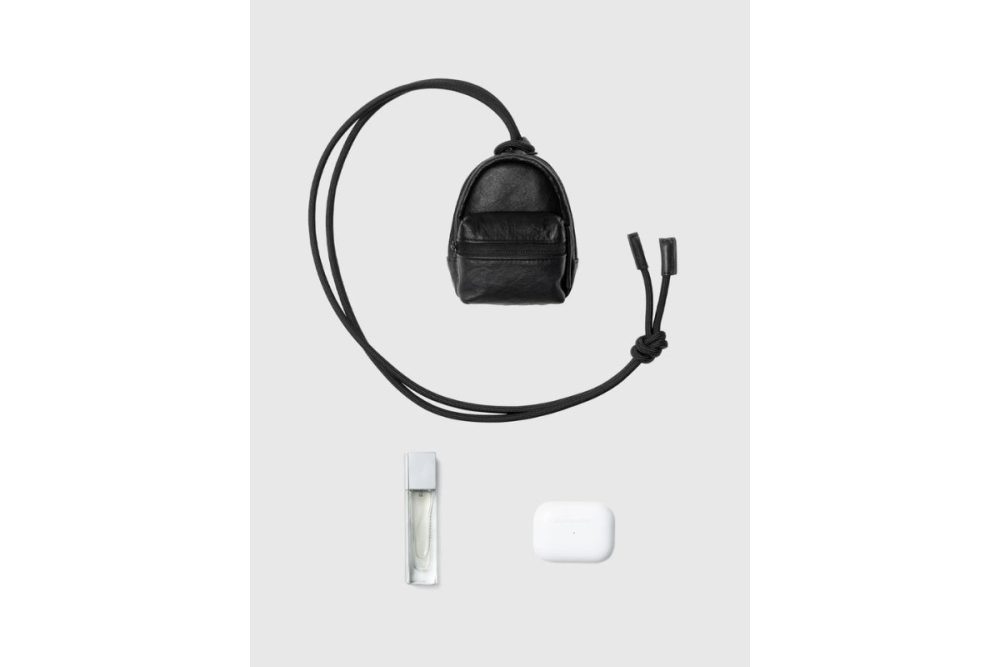 外装にファスナーポケットを用意。AirPods Proがちょうど入るサイズ感