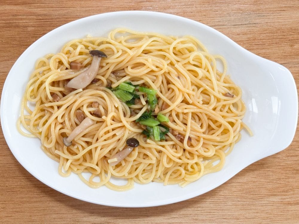 主役の具材は、ぶなしめじ、しいたけ、まいたけの3種類。トッピングの野沢菜の彩りもいい感じです