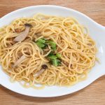 主役の具材は、ぶなしめじ、しいたけ、まいたけの3種類。トッピングの野沢菜の彩りもいい感じです