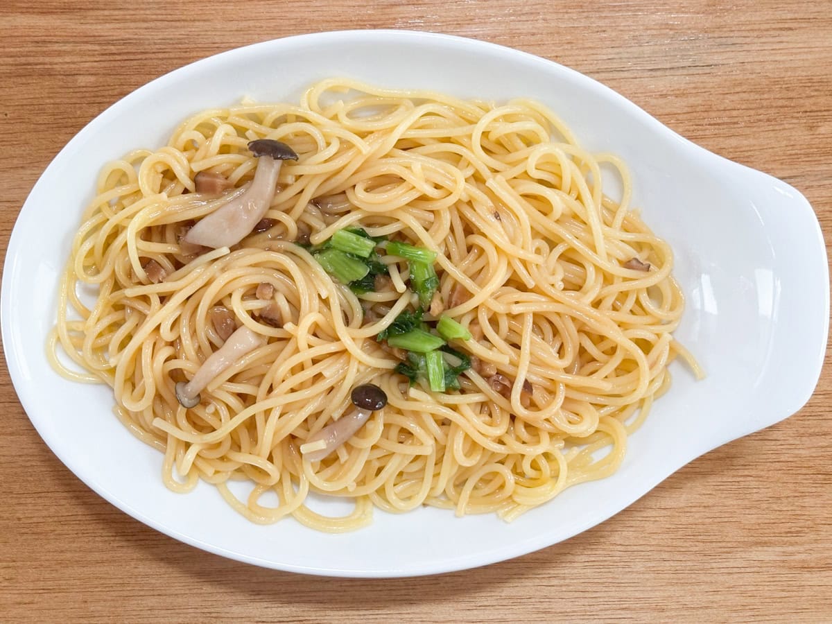 主役の具材は、ぶなしめじ、しいたけ、まいたけの3種類。トッピングの野沢菜の彩りもいい感じです