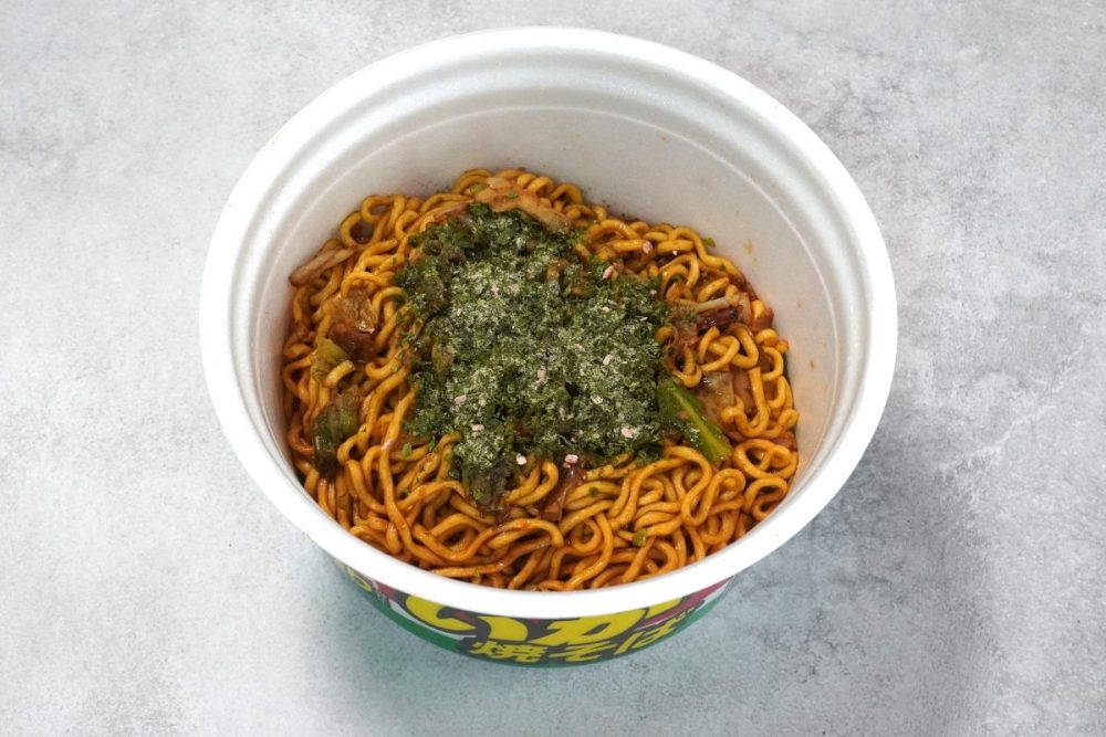 エースコック「スーパーカップ大盛り　いか焼そば」これぞいか焼きそばという味わいですが、今回の復活版ではガーリックの味がやや強くなっているように感じ