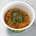 エースコック「スーパーカップ大盛り　いか焼そば」これぞいか焼きそばという味わいですが、今回の復活版ではガーリックの味がやや強くなっているように感じ