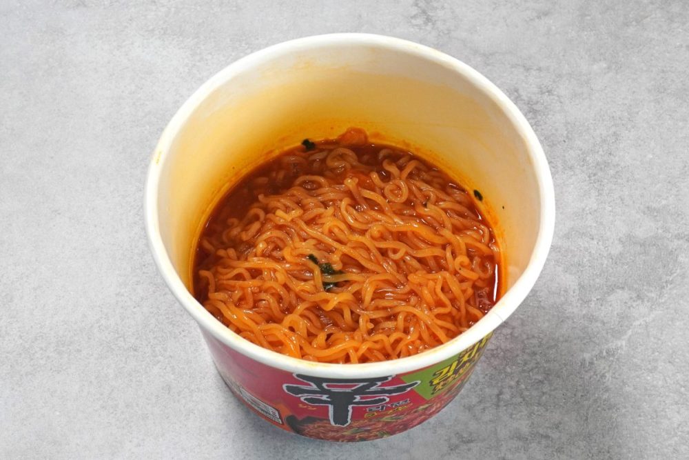 農心「辛ラーメン焼きそば 炒めキムチ カップ」は電子レンジで調理可能