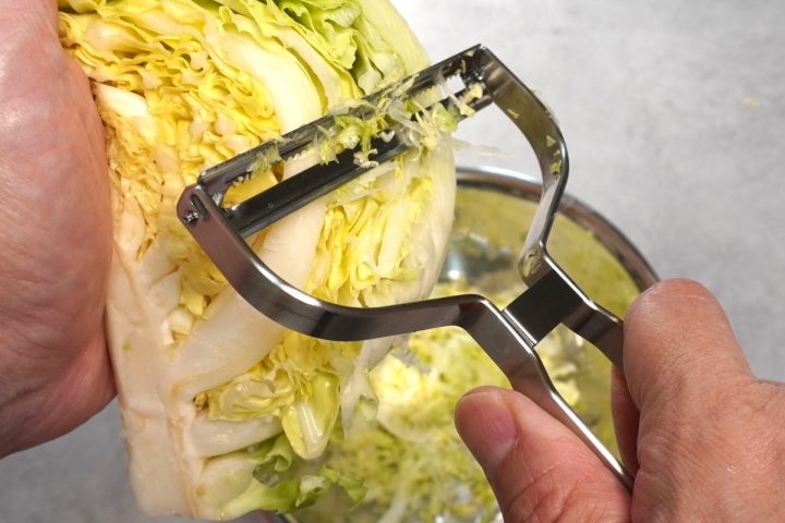 【無印良品】包丁もう不要!?「キャベツ用千切りピーラー」でふわふわ千切りが無限に作れた!無印マニア歴25年のライターが絶賛レビュー