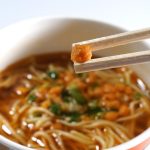 「こだわる大人の王様スープ 焼うにだし醤油ラーメン」のうに風味フレーク