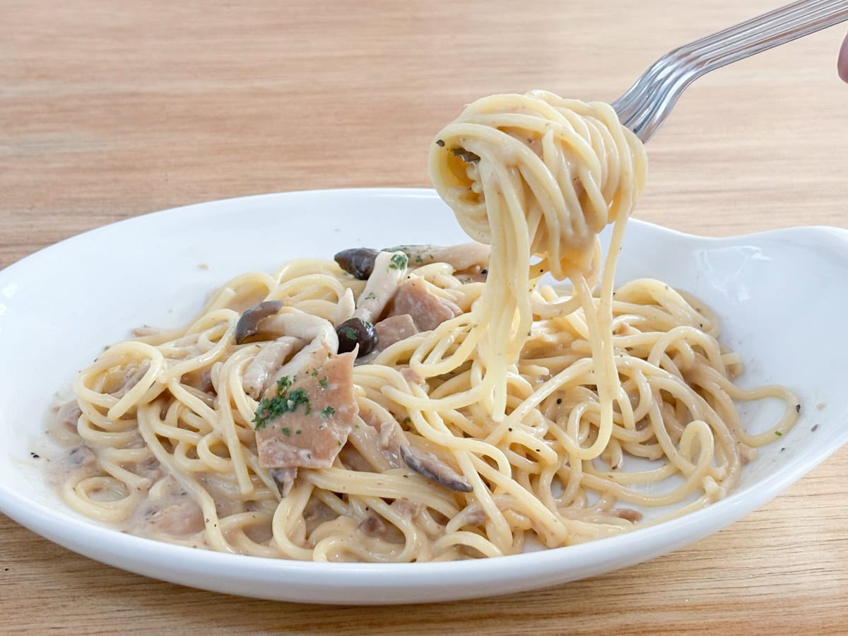 THE PASTA 「4種キノコの濃厚キノコクリーム」は、ブラックペッパーがいいアクセントになっていて、濃厚クリームだけど飽きのこないおいしさ