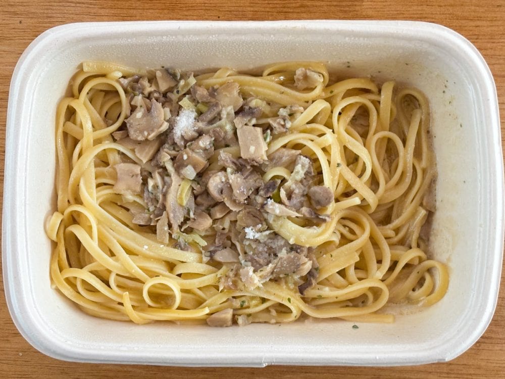 さすが高級冷凍パスタなので、具材のキノコはたっぷり！ ポルチーニとガーリックのいい香りに期待が高まります