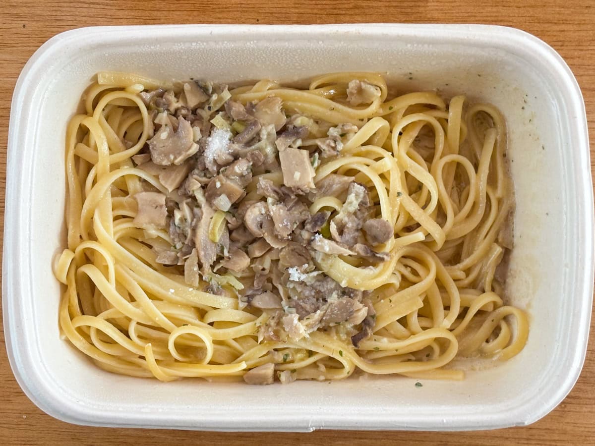 さすが高級冷凍パスタなので、具材のキノコはたっぷり！ ポルチーニとガーリックのいい香りに期待が高まります