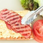 「プロ仕様 吊るしベーコン 切り落とし」は肉厚だから、サンドイッチの具材に使ったたら存在感を超発揮！