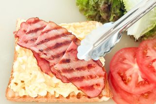 【業務スーパー】700gで828円!? 肉厚＆大容量「吊るしベーコン」は買いか？圧倒的コスパをプロがレシピ検証