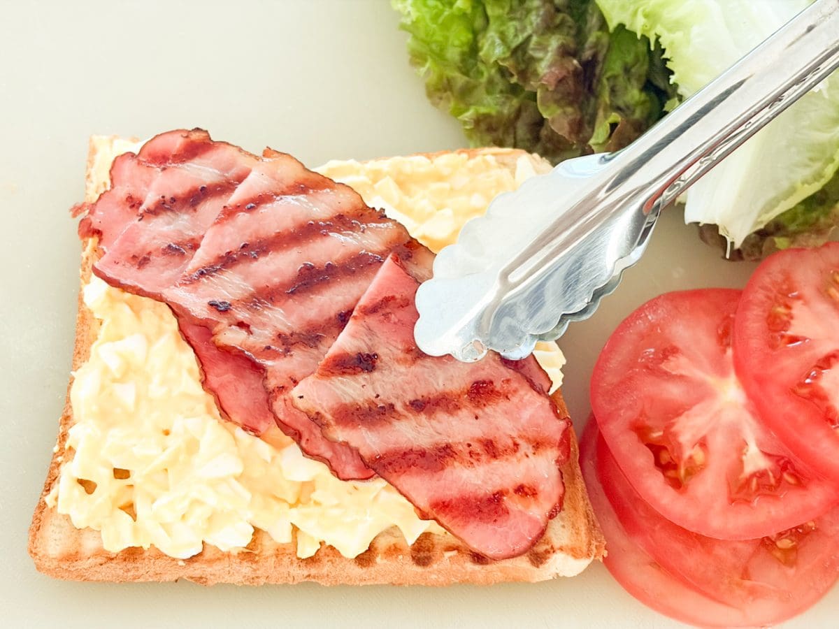 「プロ仕様 吊るしベーコン 切り落とし」は肉厚だから、サンドイッチの具材に使ったたら存在感を超発揮！