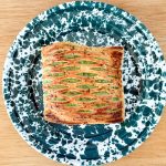 「チェダーチーズとほうれん草のパイ」の焼き上がりは、パイの切れ間がグリーンなのでほうれん草の存在感がありました