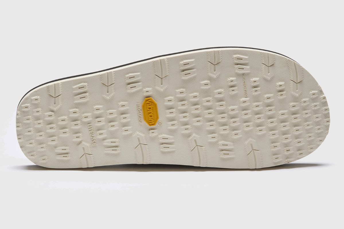 アウトソールには、オリジナルの「Vibram LIGHTBASE」を採用