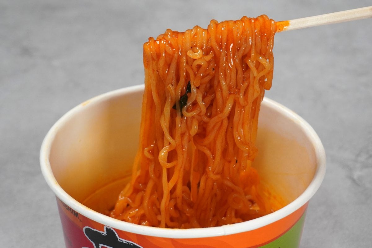 農心「辛ラーメン焼きそば 炒めキムチ カップ」は麺がもちもち！