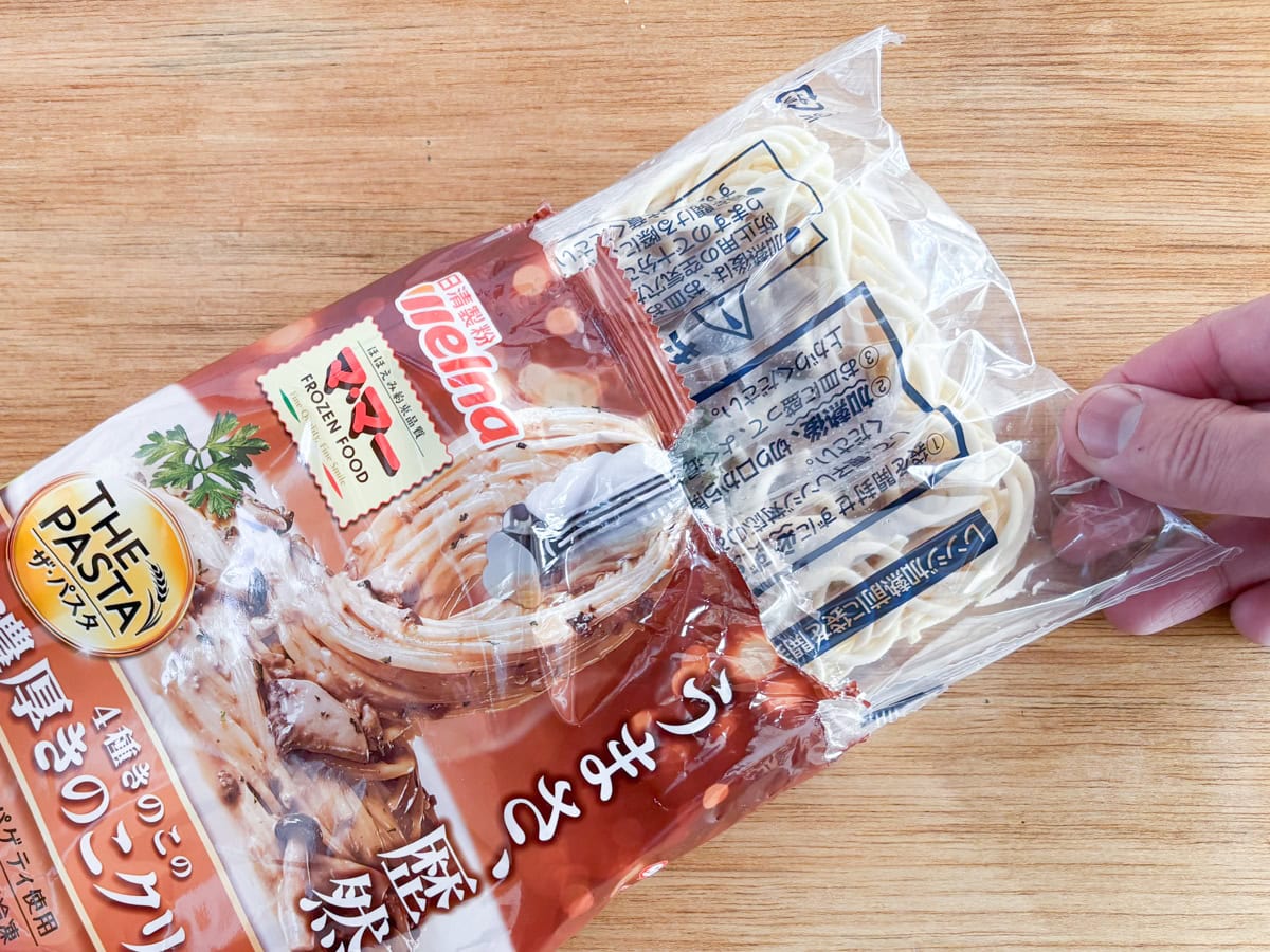 THE PASTA 「4種キノコの濃厚キノコクリーム」は、内袋にトレーなしで冷凍パスタがそのまま入っているタイプ