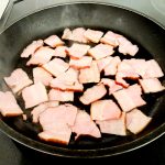 「プロ仕様 吊るしベーコン 切り落とし」のパッケージで、まず目に飛び込んでくるのが「お料理にたっぷり使える大容量!!」というキャッチコピー