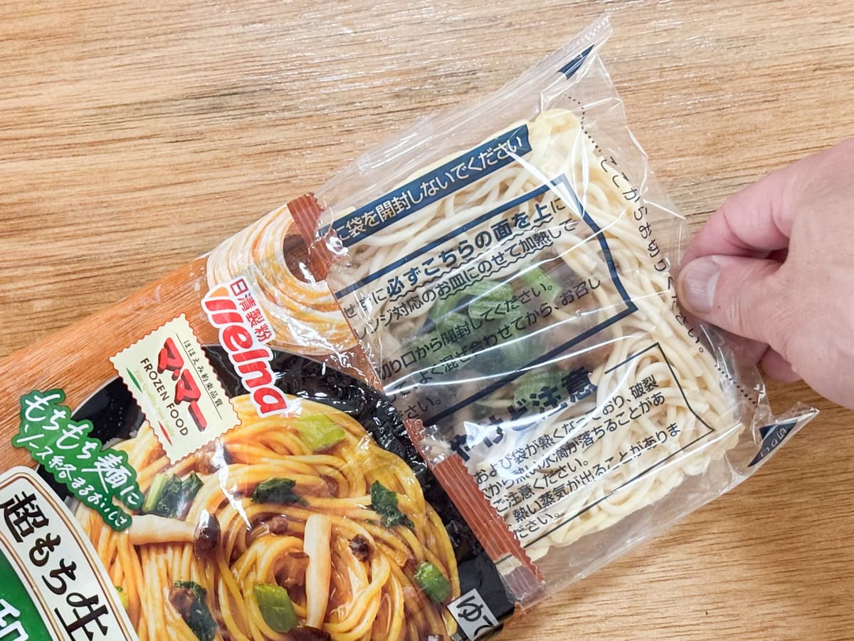 マ・マー超もち生パスタ「芳醇和風きのこ」はトレーがなく、内袋に冷凍パスタがそのまま入っているタイプ