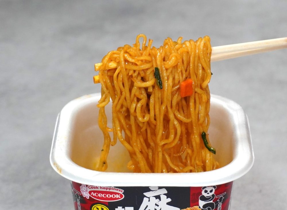 エースコック「麻辣湯好きに朗報です 汁なしまぜそば 麻辣湯味」麺がもちもち