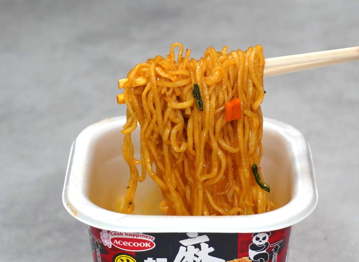 エースコック「麻辣湯好きに朗報です 汁なしまぜそば 麻辣湯味」麺がもちもち