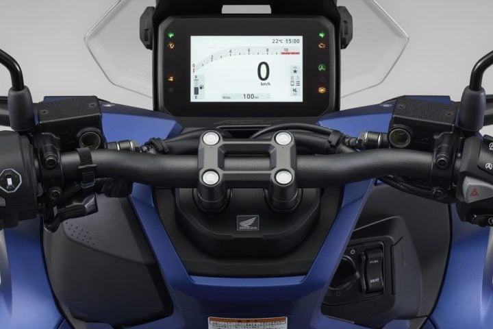 【最強の軽二輪スクーター】ホンダ「ADV160」2026年版はここが進化した!街乗りからツーリングまでこなす最新モデルを徹底解説
