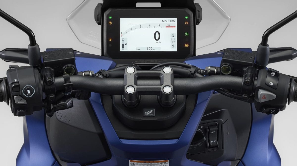 ライダーと車体の一体感を追求したテーパーバーハンドル
