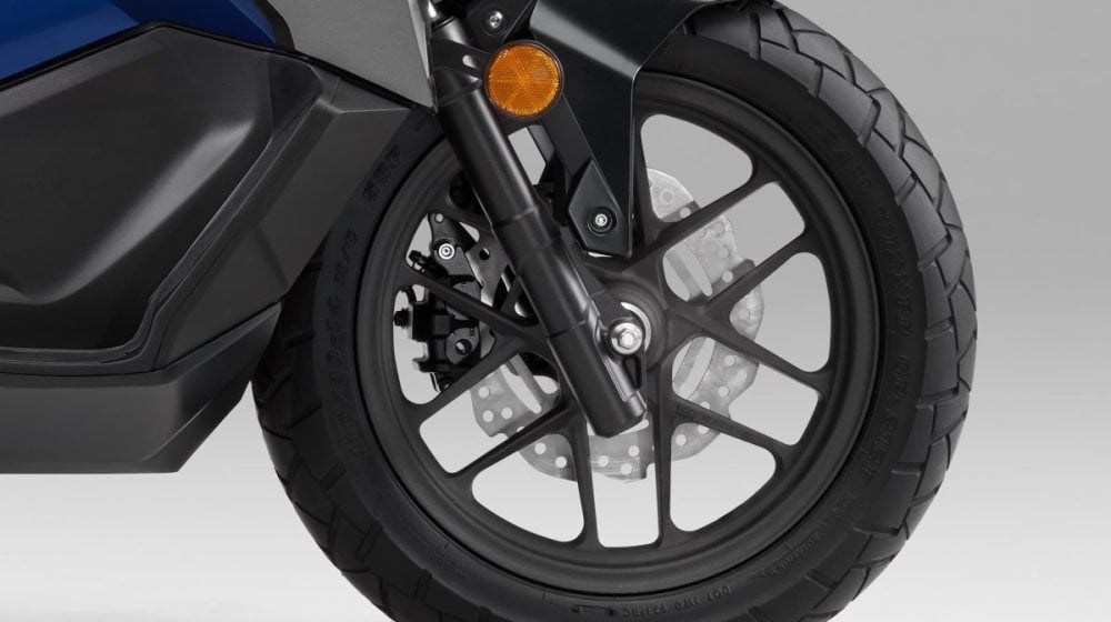 見た目の華やかさだけでなく、路面からの情報とライダーの操作を車体挙動へダイレクトに伝えてくれるデザイン性と操作性を両立させたホイール
