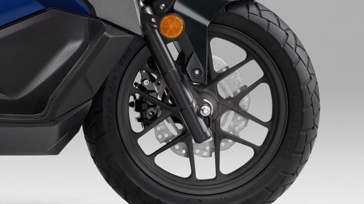 見た目の華やかさだけでなく、路面からの情報とライダーの操作を車体挙動へダイレクトに伝えてくれるデザイン性と操作性を両立させたホイール