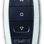 コントローラーは車のスマートキーをイメージし、「トミカ」のロゴをあしらった小さく持ちやすいデザインに