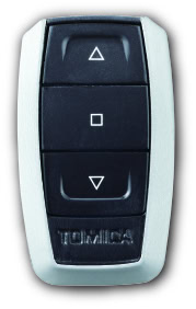 コントローラーは車のスマートキーをイメージし、「トミカ」のロゴをあしらった小さく持ちやすいデザインに